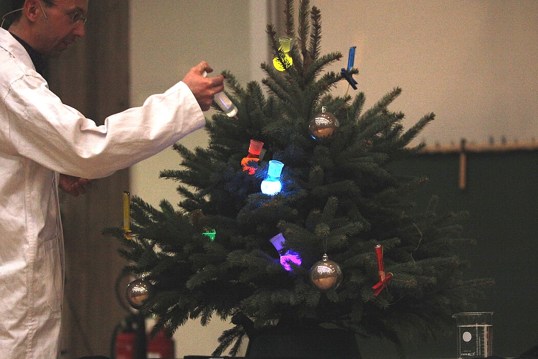 Foto (Universität Paderborn, Adelheid Rutenburges): Dr. Andreas Hoischen bei der Arbeit: „Ganz ohne Chemie leuchtet auch nicht der Weihnachtsbaum.“