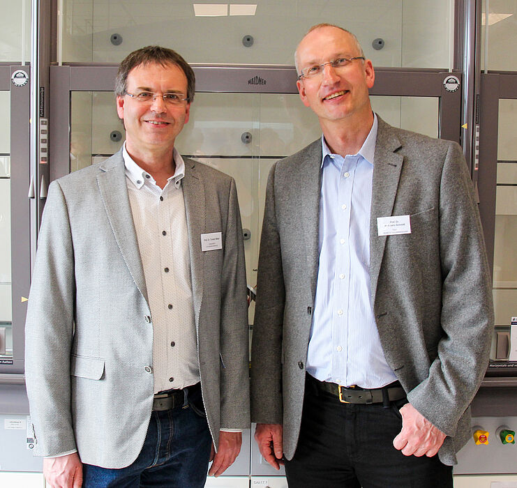 Foto (Universität Paderborn, Kamil Glabica): (v. l.) Prof. Dr. Torsten Meier und Prof. Dr. Wolf Gero Schmidt.