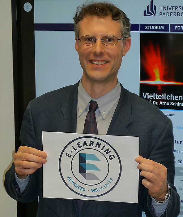 Prof. Dr. Arno Schindlmayr mit dem E-Learning-Label Advanced (Foto Department Physik) 