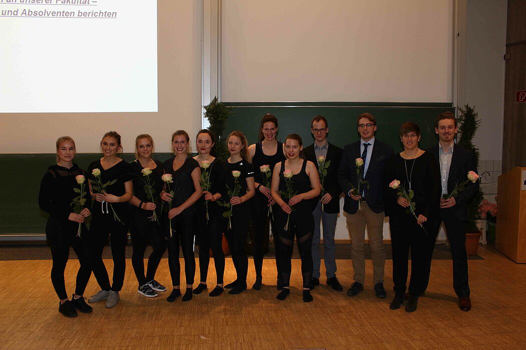 Foto (Universität Paderborn, Heiko Appelbaum): Die Akteurinnen und Akteure des Festbeitrags der Absolventinnen und Absolventen