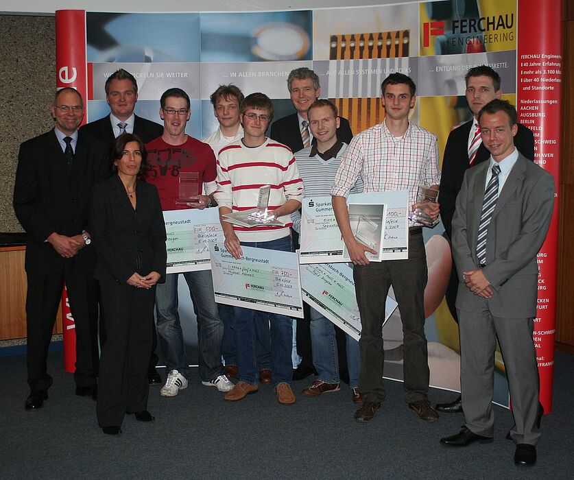 Foto: Die Preisträger 2007 mit Vertretern der Fa. Ferchau und des Lehrstuhls für Konstruktions- und Antriebstechnik (v. li.): Prof. Dr.-Ing. Detmar Zimmer, Dipl.-Ing. Nils-Peter Kriegel, Dipl. Betriebswirtin Melanie Kubina, Christoph Sprenger, Hendrik D