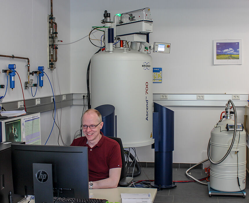 Foto (Universität Paderborn, Johannes Pauly): Forschung am neuen Hochfeld-NMR-Spektrometer des Departments Chemie.